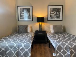 Crew Housing Sleeps 8 with 6 Beds plus 4 Bedrooms - Dayton - 8