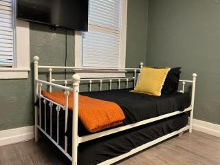 Sleeps up to 10 Large Condo with 6 Beds plus WIFI - 7