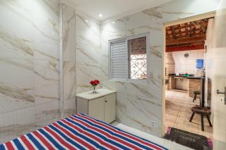 Casa Lindíssima e Espaçosa com 2 Piscinas - Adulto e Infantil, Perto da Praia, Opção da Piscina Adulto Aquecida Cobrado à Parte, 4 Quartos Frente as Piscinas, Área Gourmet Completa com Churrasqueira, Forno e Fogão a Lenha, Mesa de Bilhar, Lareira na Sala - Praia Grande - 4