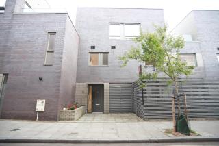 Spacious 3-Story Retreat with Rooftop Terrace and Modern Amenities - Londra - 7