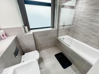 Old Trafford 3BR Penthouse! Free Street Parking & Long stays accepted! - Manchester - 2