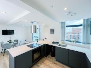 Old Trafford 3BR Penthouse! Free Street Parking & Long stays accepted! - Manchester - 1