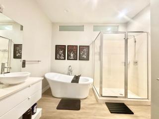 Page Arizona border town- Crimson Suite, Desert Canyon Getaway with views - 3