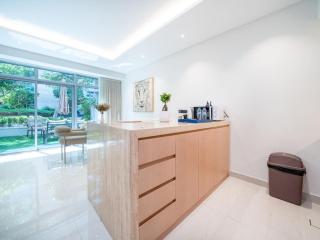 Luxury Downtown 1-Bed with Expansive Terrace - Dubai - 5