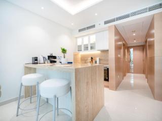 Luxury Downtown 1-Bed with Expansive Terrace - Dubai - 3