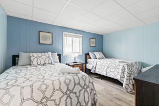 Cozy 1-Bedroom Suite Steps from the Beach (464) - 0