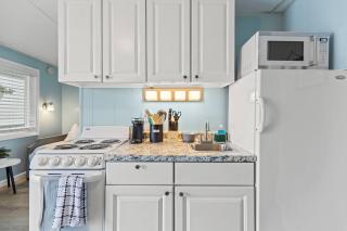 Cozy 1-Bedroom Suite Steps from the Beach (464) - 7