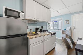 Cozy 1-Bedroom Suite Steps from the Beach (464) - 3