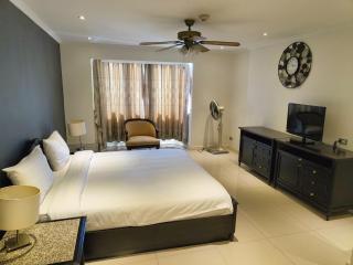 Rent Omni Tower Apartments Nana Bangkok - Prime Sukhumvit location - 2