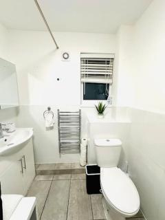 Modern 2 Bedroom Family House by Ibate Apartment, Basildon Essex - 2
