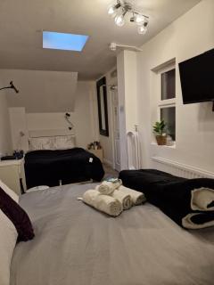 Aunty Katie's House, NI Tourist Board Certified & located on the main Oldpark Road to Belfast, with Free Continental Breakfast & Free Ultra Fast SKY internet, free SKY Sports & free SKY Cinema, Self-check in after 10pm GMT - Belfast - 8