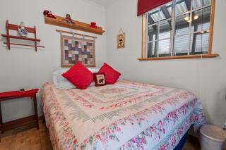 Cozy Bear Cottage - Walk to Lake & Village! - 6