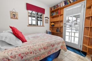 Cozy Bear Cottage - Walk to Lake & Village! - 8