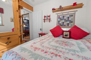 Cozy Bear Cottage - Walk to Lake & Village! - Big Bear Lake - 7