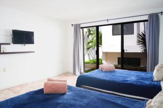 2 Stories, Partial View, 3 Queen Beds - Cancún - 0