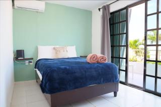 2 Stories, Partial View, 3 Queen Beds - Cancún - 1