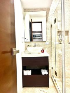 Central Studio Luxurious Condo Fast Wifi - 6