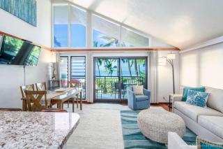 Spacious Beachfront — Sleeps 6 — Ocean Views - 9