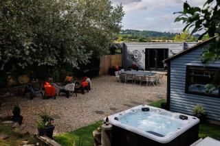 The Pine Cabins including Games Room, Camp fire & Hot tub - Bristol - 4