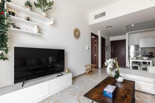 Binghatti Gateway Family 2BR with Balcony, Close to Dubai Mall & Burj Khalifa by Simply Comfort - 9