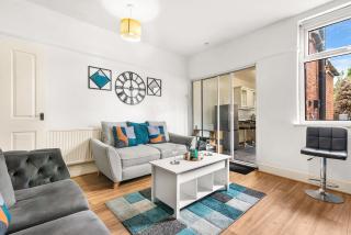 HILLTOP PLACE SUITES 5 beds for CONTRACTORS and FAMILIES near MEADOWHALL with FREE PRIVATE PARKING - 6