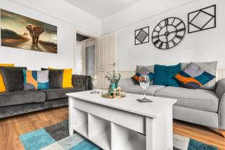 HILLTOP PLACE SUITES 5 beds for CONTRACTORS and FAMILIES near MEADOWHALL with FREE PRIVATE PARKING - 7