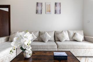 Binghatti Gateway Family 2BR with Balcony, Close to Dubai Mall & Burj Khalifa by Simply Comfort - 3