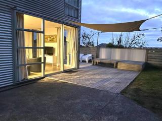 Fabulous indoor outdoor Kiwi life in Central city fringe location - walk to zoo - Auckland - 1