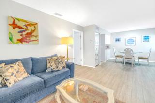 Private Patio, Walk to All! 5min- Siesta Keys Best Beach, 1min- Shopping Dining & Entertainment! - Sarasota - 3