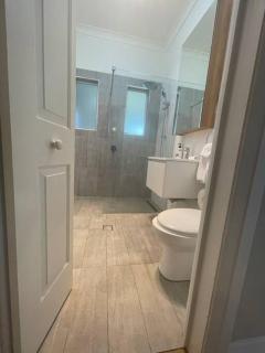 Cheerful 3-bedroom home with free parking on site - Wagga Wagga - 2