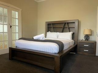 Cheerful 3-bedroom home with free parking on site - Wagga Wagga - 6