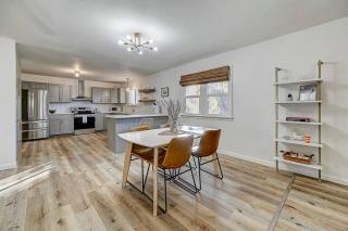 Large Pet-Friendly Sleeps 10 Near Palmer Park - 9