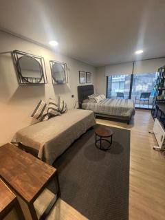 80 Metros , costado Clinica las Condes ,hasta 5 personasn - 5