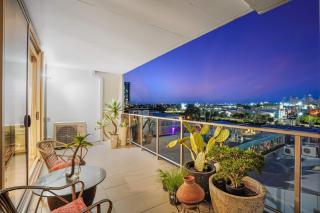 Eloquent Executive Footscray Apt with parking & pool - 6