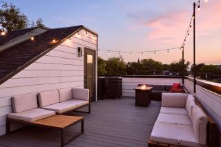 6 Bed with En Suite Baths, Host Up to 20, Rooftops, Parking, Gourmet Kitchens, Cozy Living Spaces, Skyline Views & Fire Table, Near Downtown, Distilleries & Marathon Village, High-Speed Wi-Fi, 24hr Hospitality - 6