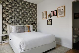 6 Bed with En Suite Baths, Host Up to 20, Rooftops, Parking, Gourmet Kitchens, Cozy Living Spaces, Skyline Views & Fire Table, Near Downtown, Distilleries & Marathon Village, High-Speed Wi-Fi, 24hr Hospitality - 2