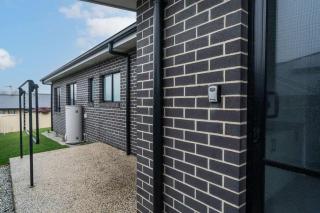 Sleek & Stylish Family Retreat in Shorewell Park - Cooee - 1