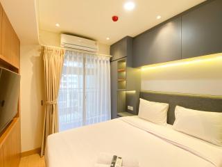 Comfortable Design 2BR with Working Space Apartment at Meikarta By Travelio - Cikarang - 9