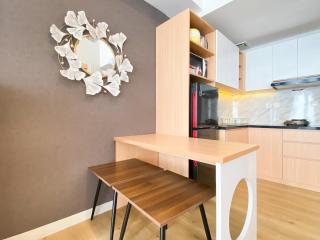 Best Homey 1BR at 52th Floor Vasanta Innopark Apartment By Travelio - Cikarang - 3