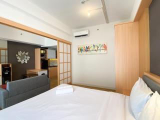 Best Homey 1BR at 52th Floor Vasanta Innopark Apartment By Travelio - Cikarang - 8