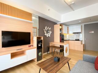 Best Homey 1BR at 52th Floor Vasanta Innopark Apartment By Travelio - Cikarang - 4