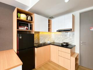 Best Homey 1BR at 52th Floor Vasanta Innopark Apartment By Travelio - Cikarang - 2