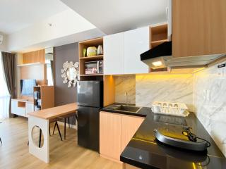 Best Homey 1BR at 52th Floor Vasanta Innopark Apartment By Travelio - Cikarang - 1