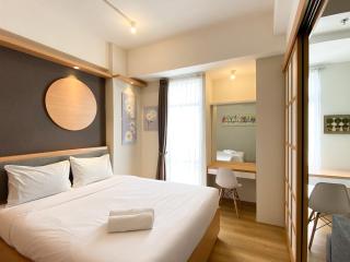 Best Homey 1BR at 52th Floor Vasanta Innopark Apartment By Travelio - Cikarang - 9