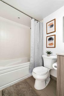 Delightful Condo Beside U of T - Sleeps 3 - 4