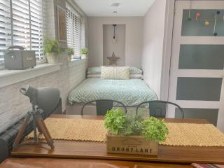 Stylish, central studio with kitchen & large deck - 6