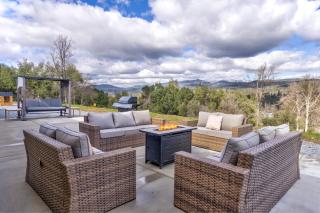 Mountain View House with hot tub, putting green, stunning views - Oakhurst - 4