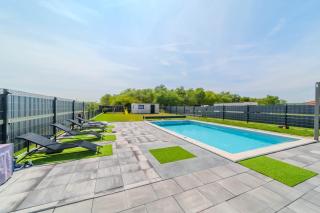 Villa Joy With Pool and Hot Tub - Happy Rentals - Sračinec - 9