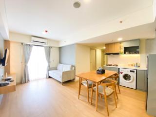 Comfort Living and Warm 3BR at Meikarta Apartment By Travelio - Cikarang - 1