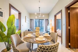 Special Deal 2BR with Canal Views & Relaxing Balcony by Deluxe Holiday Homes - Dubai - 9